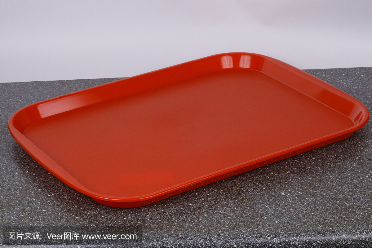 清空紅色塑料托盤。
